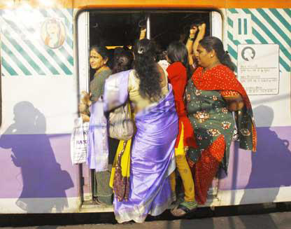ஆண்களுக்கு பெண்கள் எதிலும் சளைத்தவர்கள் அல்ல என்பதை காட்டுகிறார்கள் போலும்..!